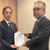 新村取締役(左）に要望書を渡す喜多村経営部会長