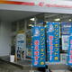 『ガソリンのギフト券』ＰＲノボリを早速掲出したＳＳ（広島市内で）