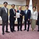 左から太田議員、武藤議員、逢沢会長、鈴木財務大臣、牧原議員、山田議員、加藤顧問
