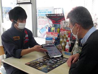 顧客管理システム・フロントマスターで丁寧に商品提案する藤森所長（左）