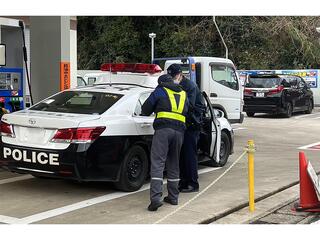 警察車両等への給油を続ける舞谷商店（穴水町）
