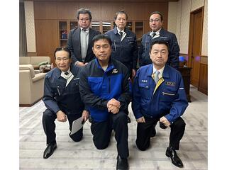 県庁を訪問（前列㊧から森会長、馳知事、佐々木議員、後列㊨中市副理事長）
