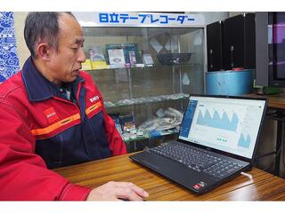 顧客タンクの灯油残量がグラフ化された情報を確認する越前谷社長
