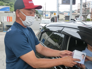 ドライバーにボックスティッシュを配布する吉原商事・吉原健一社長（富津市、ＥＮＥＯＳ系）