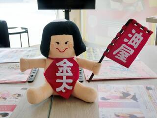 特注で作った金太くんのぬいぐるみがＳＳ店内でお客様を歓迎している