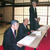 「健康が大事」と立ってあいさつする上田会長（右）