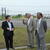 安値ＳＳの前で和田理事長（中）と布施事務局長の説明を聞く河本副会長・専務理事