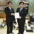菅家市長に軽油の目録を手渡す中村支部長㊧