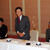 謝意を述べる飯田委員長（中央）