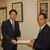 谷口会長㊨から海江田顧問に要望書を直接手渡した
