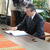協定書に調印する吉国理事長