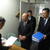 堀江理事長(中央正面)が森支部長に手渡した