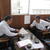 塩釜港で辰巳商会・田中社長㊨から実情を聞く菅原部会長