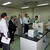 最新の機材を熱心に見学する出光支部長ら（福岡試験センター）