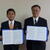 協定書を示す荒田理事長㊨と三浦町長