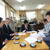 　白幡教育長に石油機器導入を提案する高橋支部長（右）、田中部長（左から２人目）、加藤所長（その右）