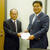 山本氏（右）に陳情書を渡す正月会長