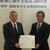 協定書を持つ和田理事長㊧と川村町長