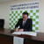 協定書に調印する阿部理事長