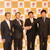 業務・資本提携で会見する福永常務（中央左）と堀江社長（中央右）