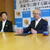 調印式後に米沢市長と懇談する高橋理事長㊨