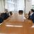 井辺中国経産局長(右中央)と話し合う大江中国支部長(左手前)と大野広島石商・協理事長(左奥)