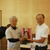 遠藤理事長（右）から理事長杯を受ける菱沼氏（左）