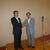 握手する土田好明理事長(右)と原本達治前理事長(左)