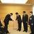 加藤内閣官房長官に要望書を手渡す佐藤理事長（左から２人目）