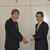 寄付金を手渡す木所委員長㊨