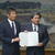 協定書を交換する蒲島知事（右）と三角理事長
