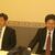 高橋会長（左）からバトンを渡された芝野新会長