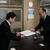 山形県警本部と協定書を交わす遠藤理事長（右）