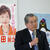 「太田氏のポスターを後ろに『応援をよろしく』と話す長沼理事長」