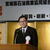 あいさつする佐藤理事長