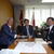 　岡崎長官㊥に要望書を手渡した関会長㊧