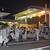 普段は車が出入りするＳＳが多くの祭衆で賑わった