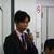 ＰＲグッズを手渡して飲酒運転の怖さを話す山本会長