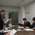 発券店カード問題の改善に向けて要望活動を開始、田畑支店長（右から２人目）に説明する荒木、大谷、比毛の各氏（左から順に）