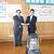 由利高原鉄道の春田社長に目録を手渡す荻原副理事長（右）