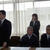 調印式であいさつする高橋支部長と、同席した菅原副支部長（中央）、石井副支部長（右）