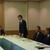 野田会長（左）に感謝の言葉を述べる三角清一理事長