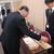京都府が採取した不正軽油の実物を見る京都不正軽油対策協関係者