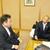 床田市議長に業界の実情を説明する綾田大阪府油政連会長（正面）