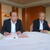油政連活動で話し合う岐阜の山田理事長㊧と安田会長