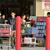 年末商戦で店舗出入り口までガソリン価格の看板を提出するコストコ岐阜羽島店