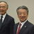 トップ交代で記者会見した香藤会長と亀岡次期社長