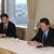 今後の課題について検討する山縣委員長（左）と横山昌彦委員