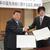 災害協定を結んだ福井石商敦賀支部の井田支部長（右）と河瀬敦賀市長