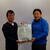 川田氏に優勝賞品を手渡す大坂支部長（右）